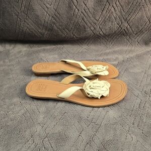 Saks Fifth Avenue White Floral Slip On Flat Sandals Womens Sz 8.5M Thongs Shoes.
